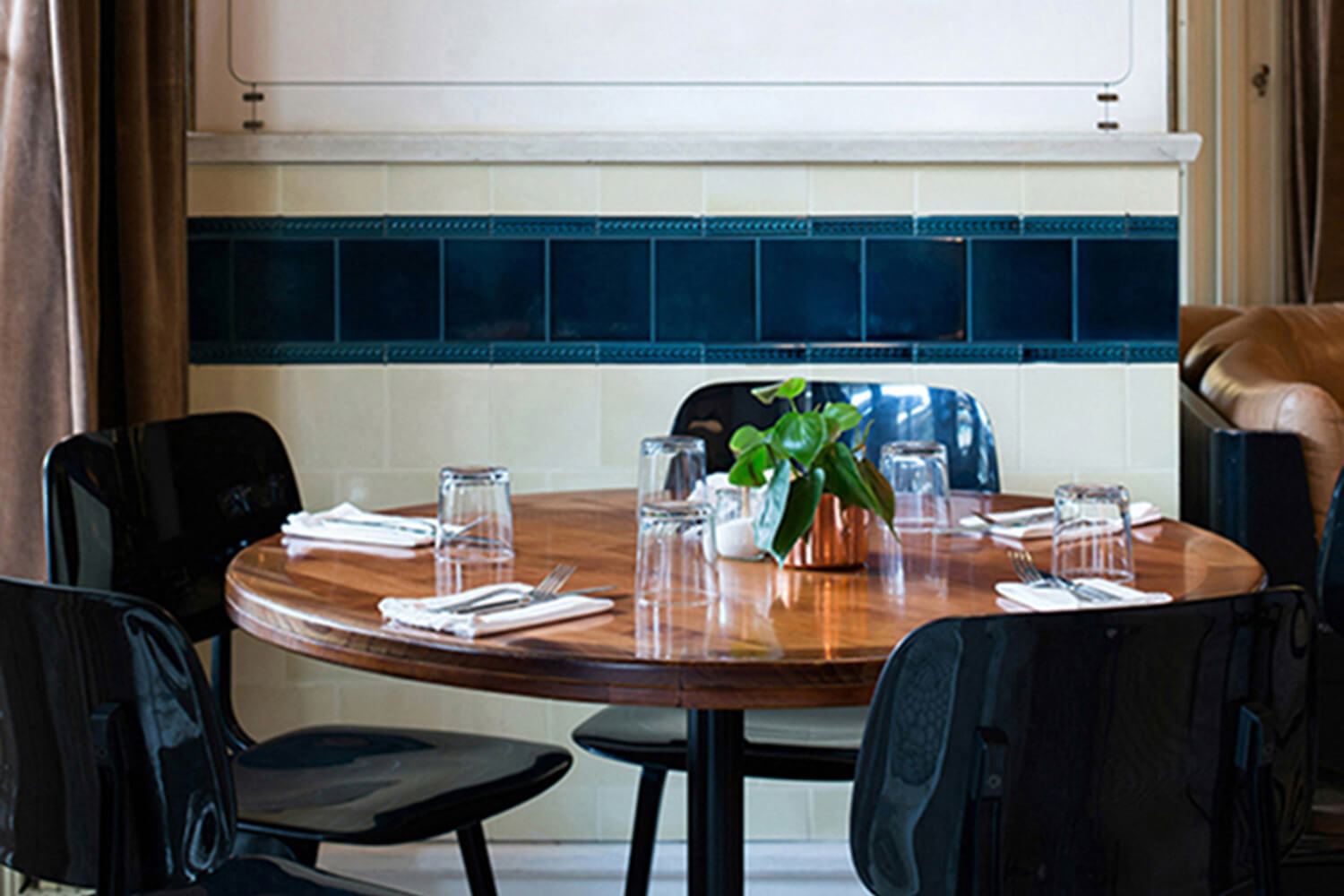 Restaurant mit blauen und weißen Fliesen, glasiert, Fliesen für Gastronomie, Türkei,