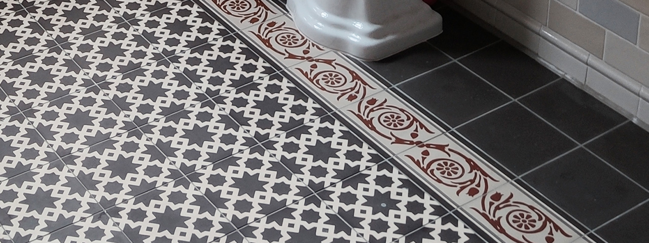 Badezimmer mit Feinsteinzeugfliese statt Zement marokkanisch - orientalisches Motiv