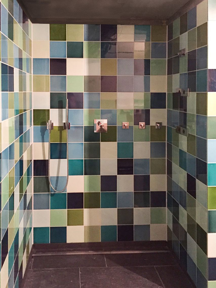 Geflieste Dusche mit Fliesen in unterschiedlichen Farben