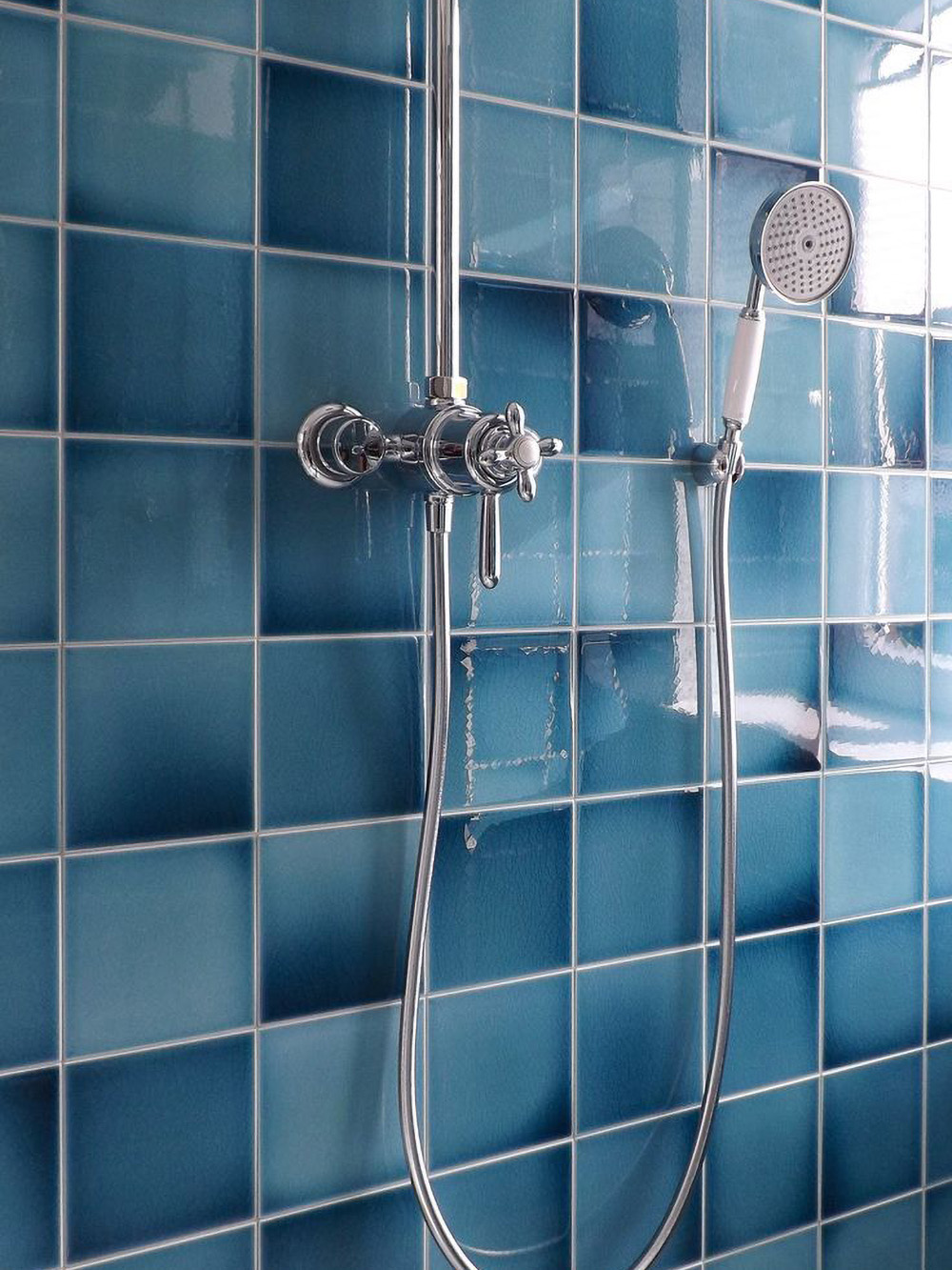 Duscharmatur auf blauen Wandfliesen