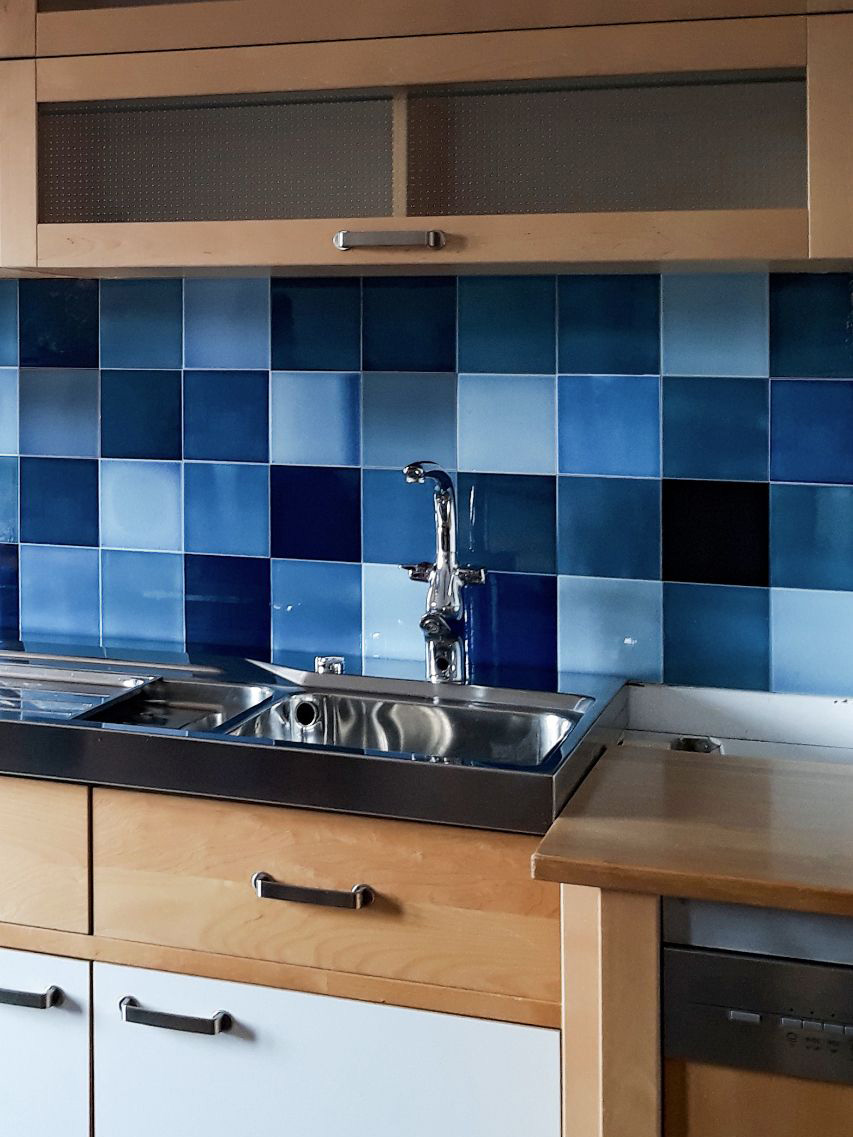Küchenspiegel aus verschiedenen blauen Wandfliesen