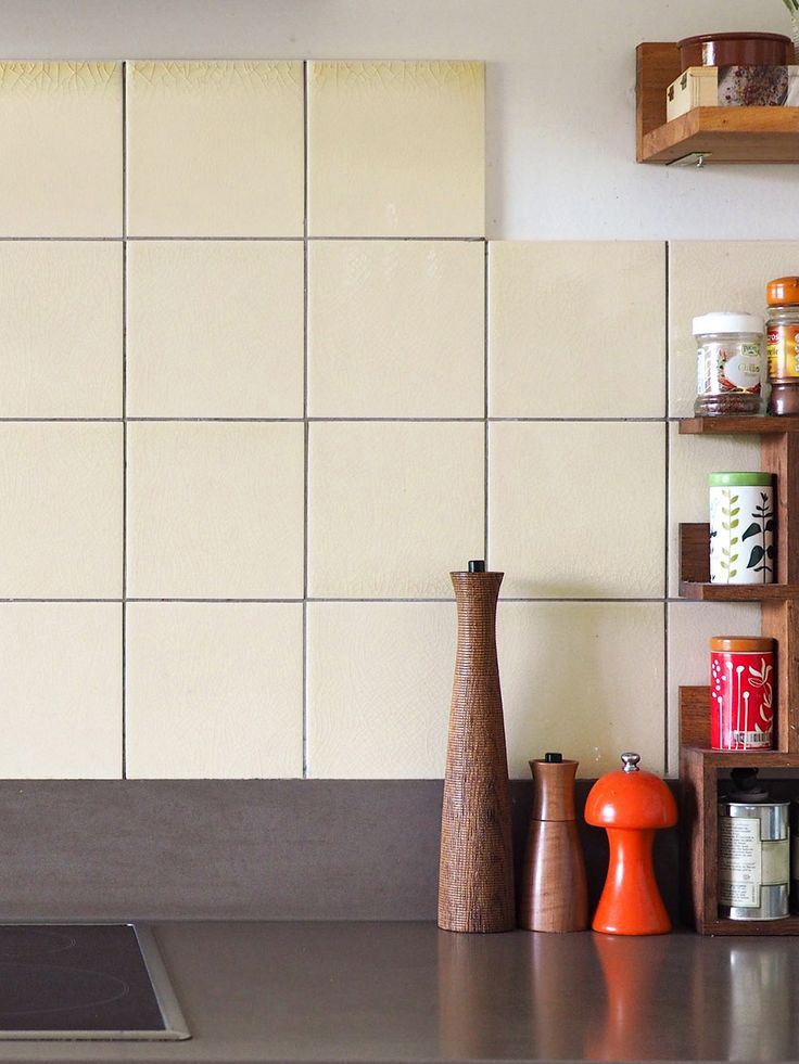 Fliesenspiegel in einer Küche mit zitronenbeigen Wandfliesen