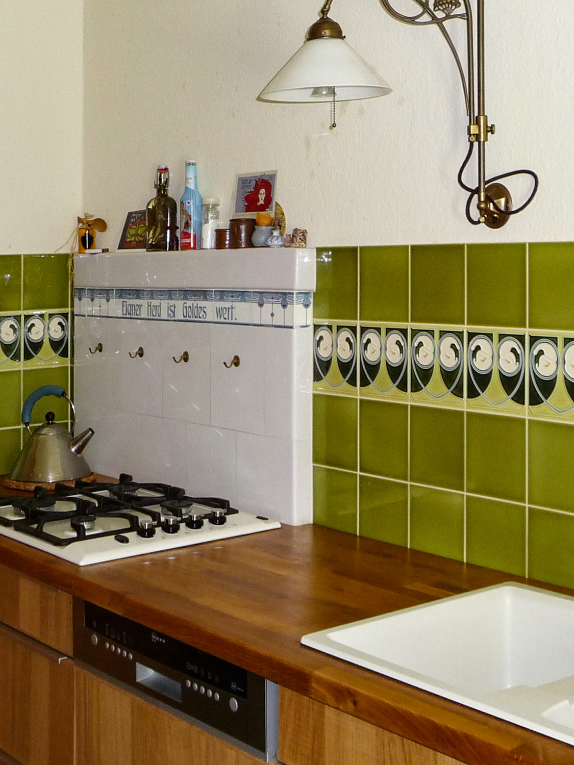 Küchenspiegel mit hellgrünen Jugendstilfliesen