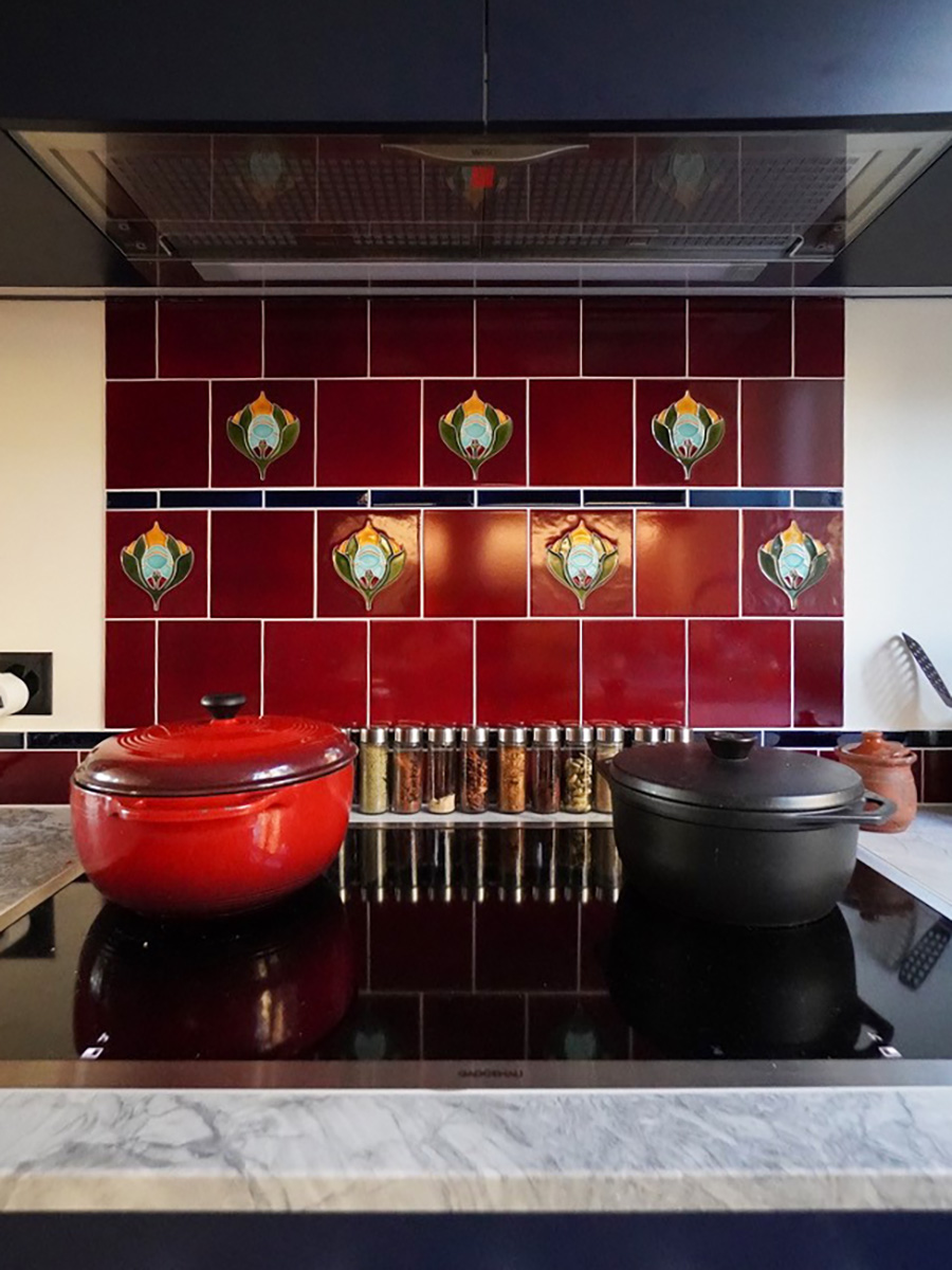 Küchenspiegel mit roten Wandfliesen und Jugendstilfliesen