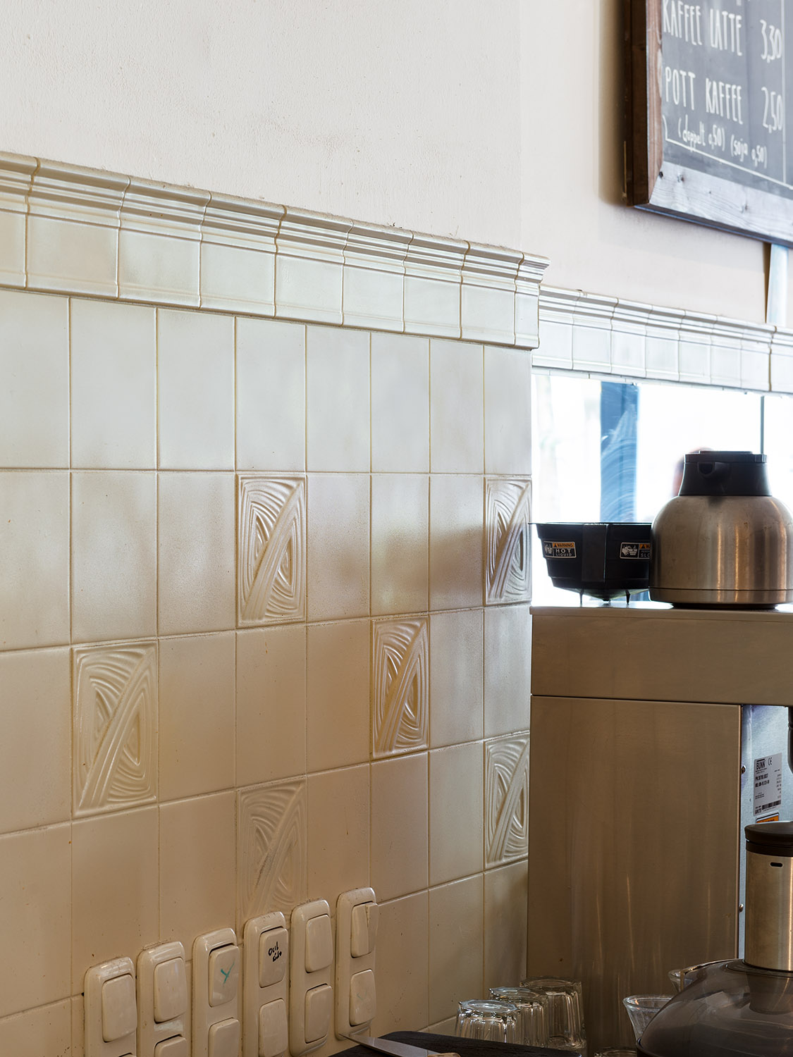 Cafebar mit altweißen Wandfliesen